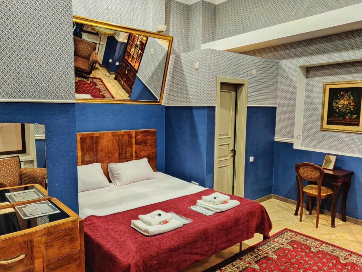 Chaplin Hotell Lviv Exteriör bild