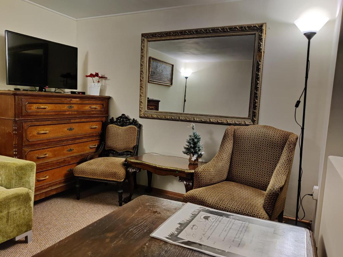 Chaplin Hotell Lviv Exteriör bild