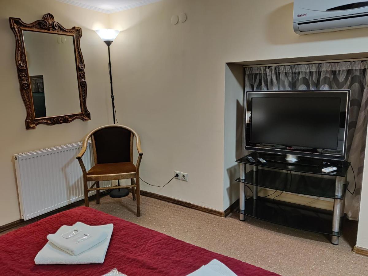 Chaplin Hotell Lviv Exteriör bild