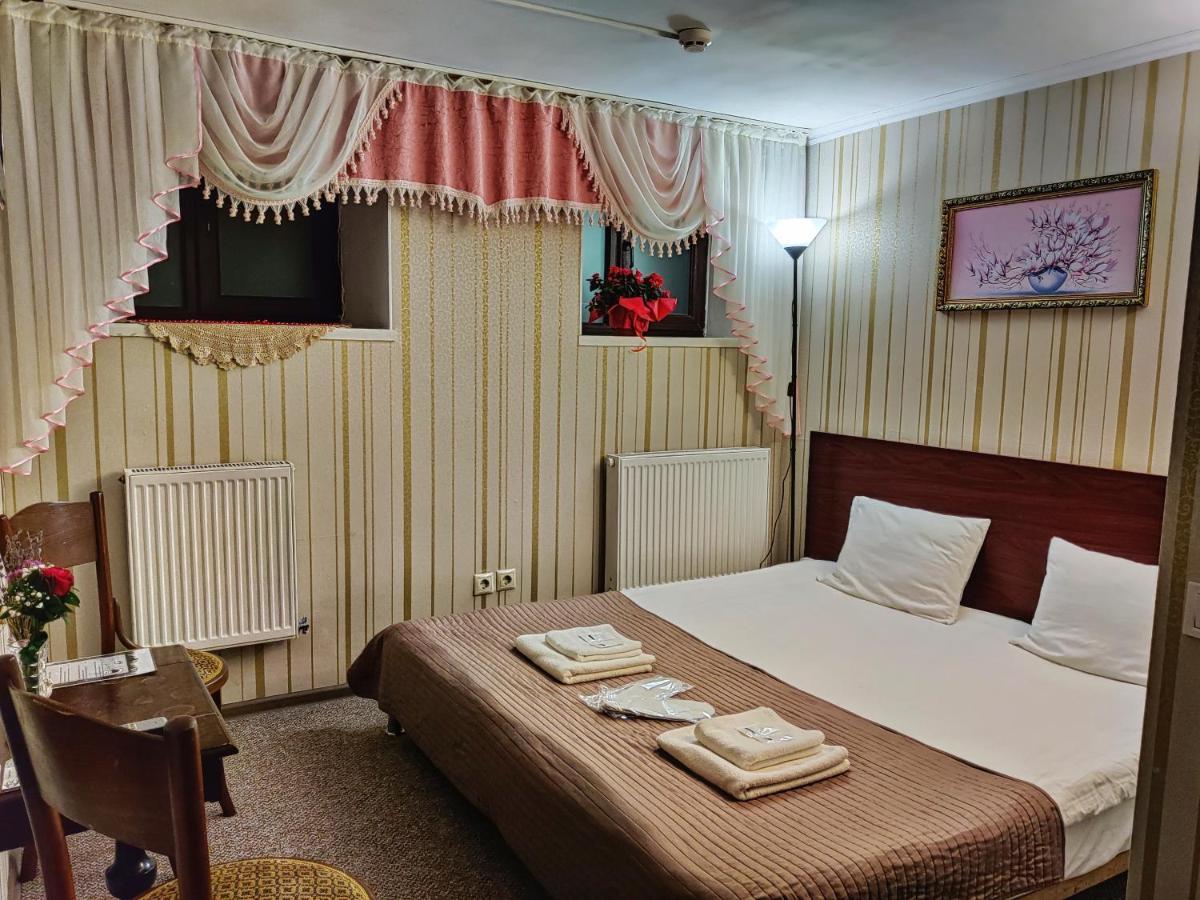 Chaplin Hotell Lviv Exteriör bild