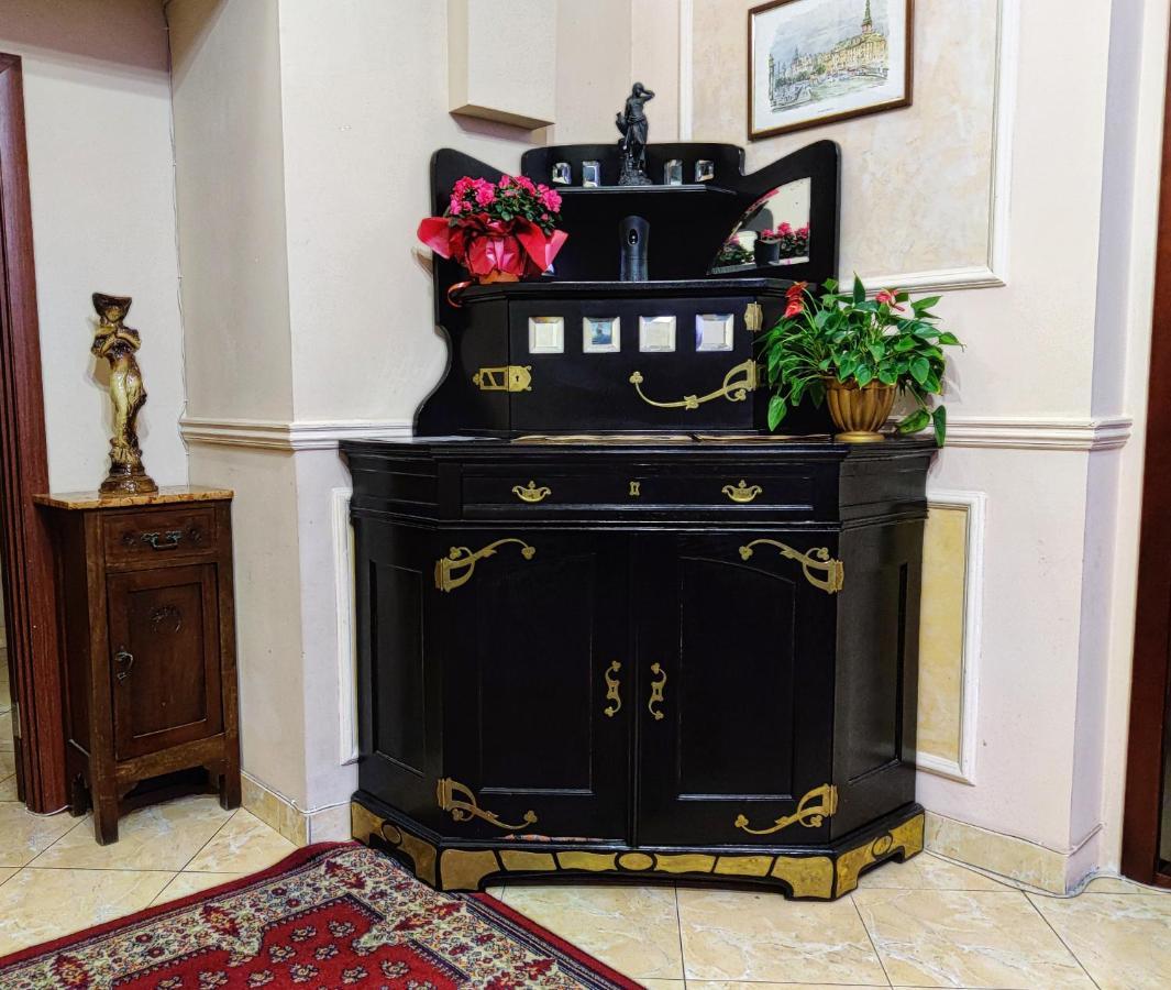 Chaplin Hotell Lviv Exteriör bild