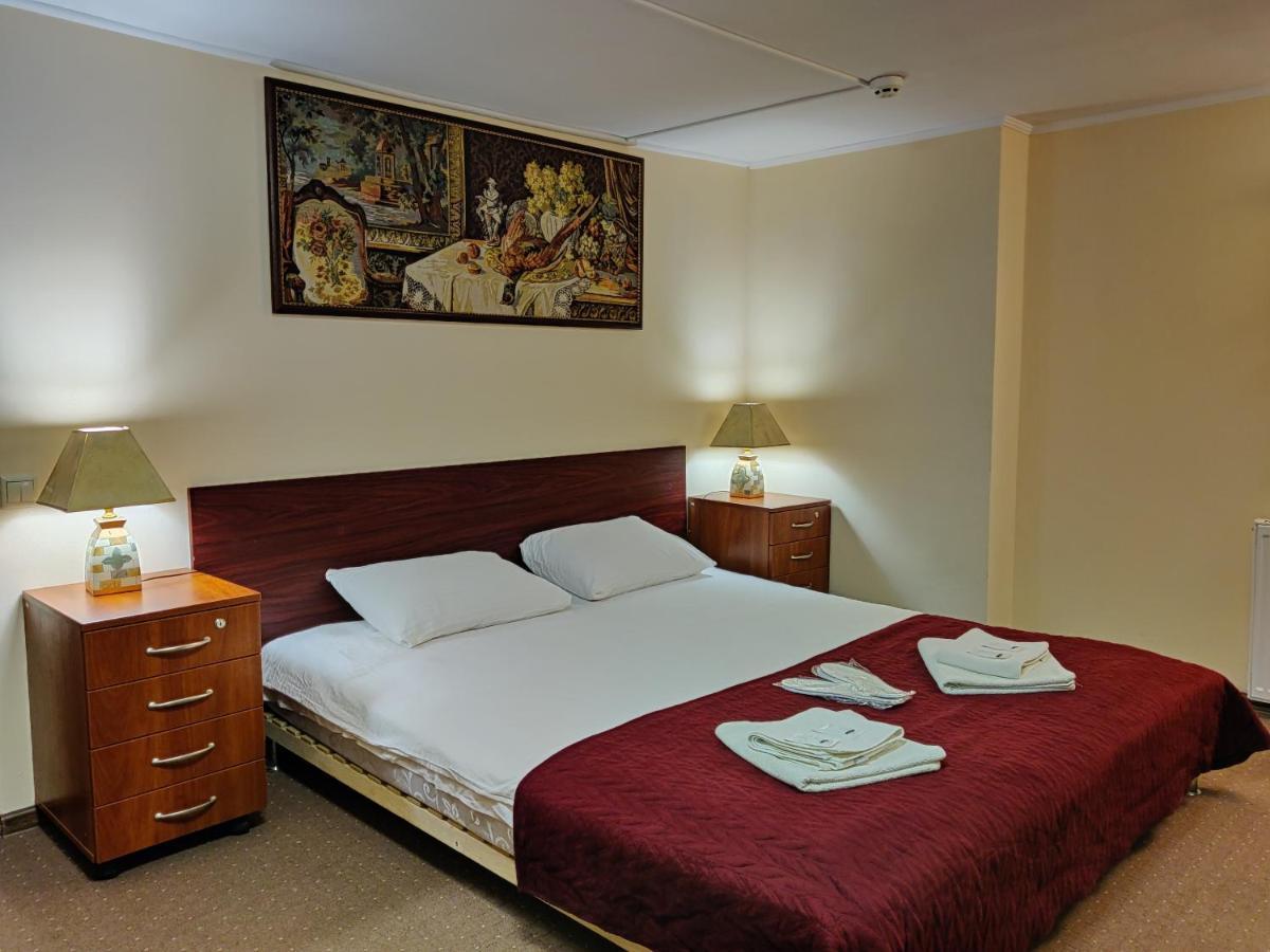 Chaplin Hotell Lviv Exteriör bild