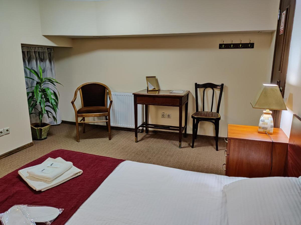 Chaplin Hotell Lviv Exteriör bild