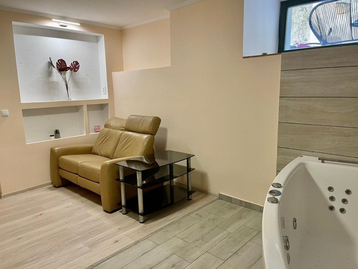 Chaplin Hotell Lviv Exteriör bild